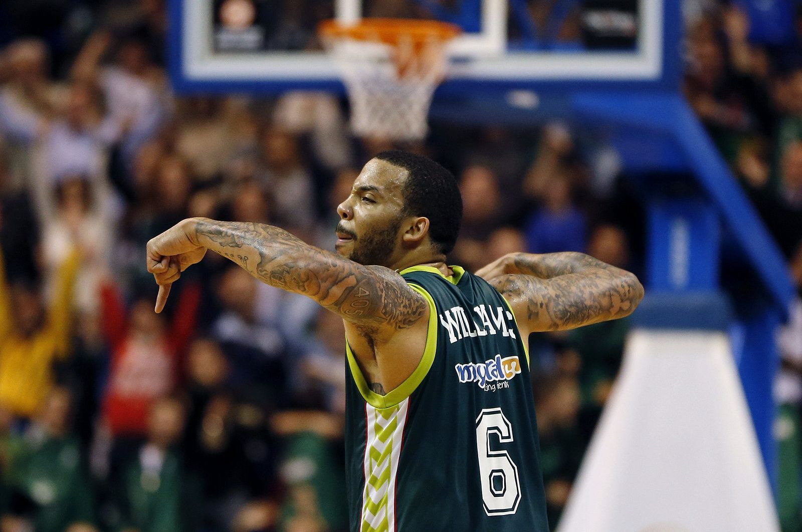 El base estadounidense del Unicaja Marcus Williams celebra el segundo triple encestado consecutivamente.