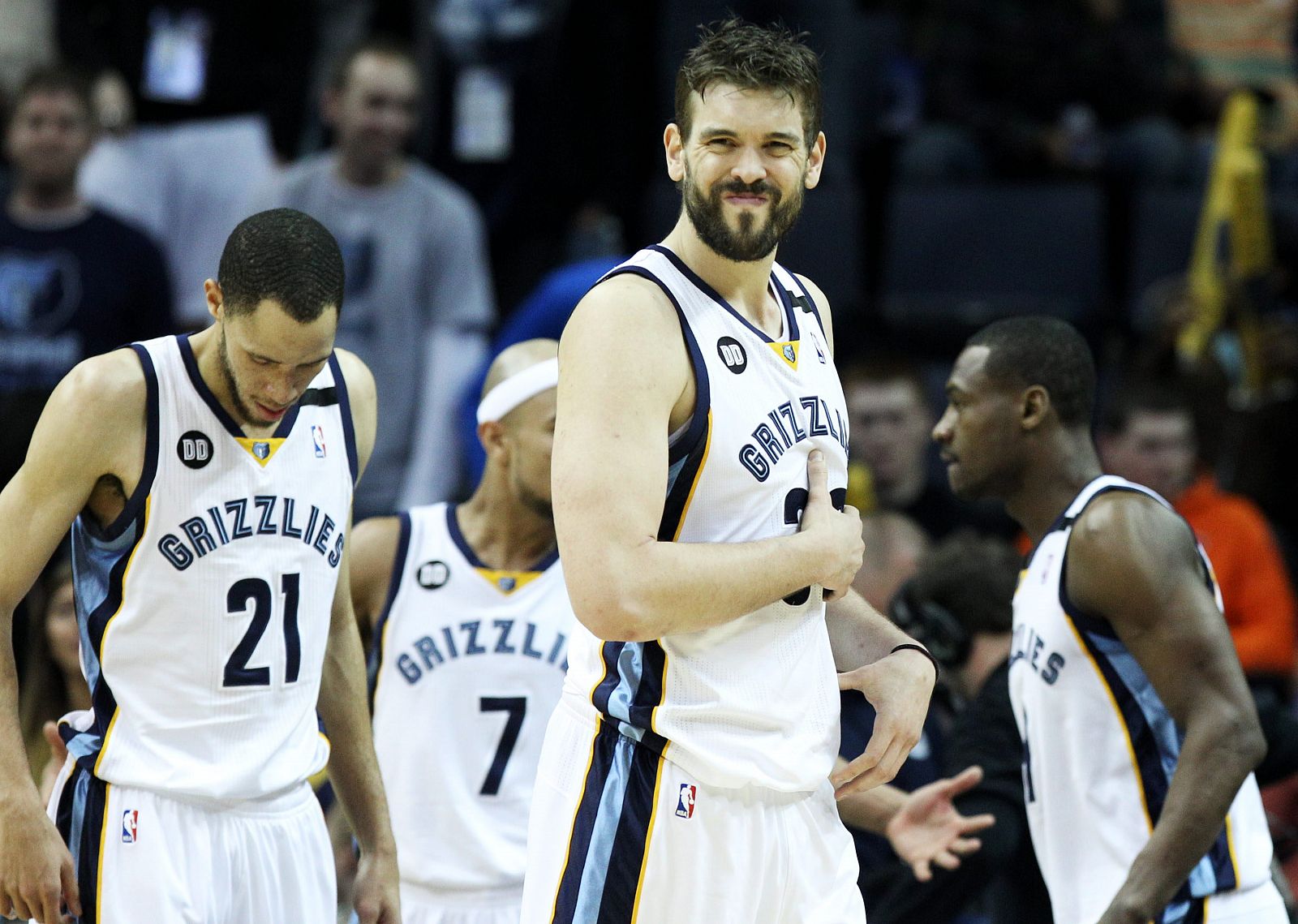 El jugador de los Grizzlies Marc Gasol ingresa a la cancha tras un receso.