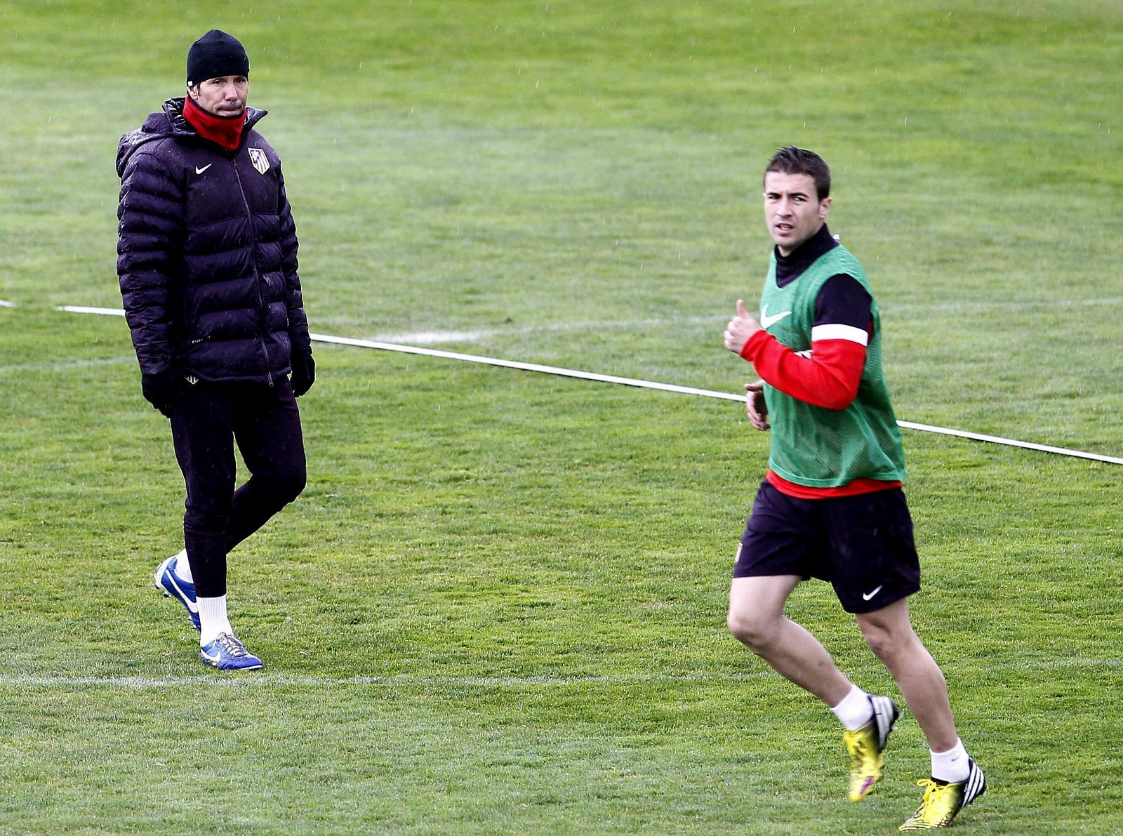 El jugador del Atlético, Gabi (d), en presencia del técnico Diego Simeone (i), durante el entrenamiento del equipo.