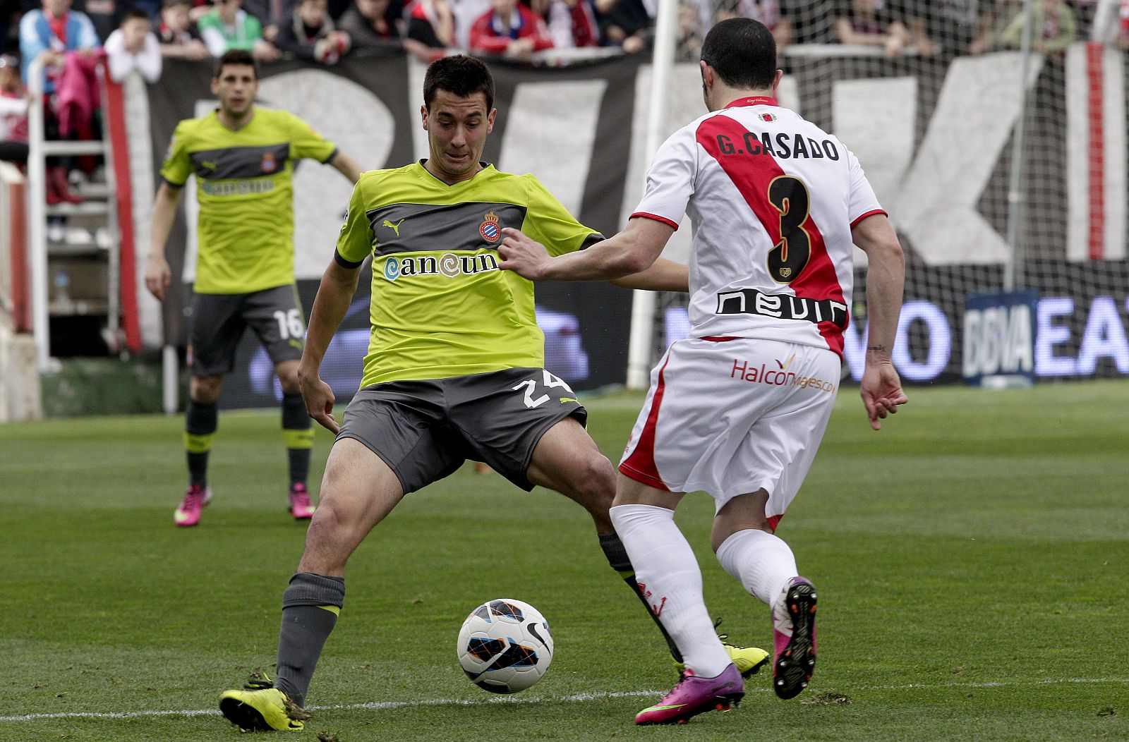 El centrocampista del RCD Espanyol Christian Alfonso con el balón ante el defensa del Rayo Vallecano José Manuel Casado.