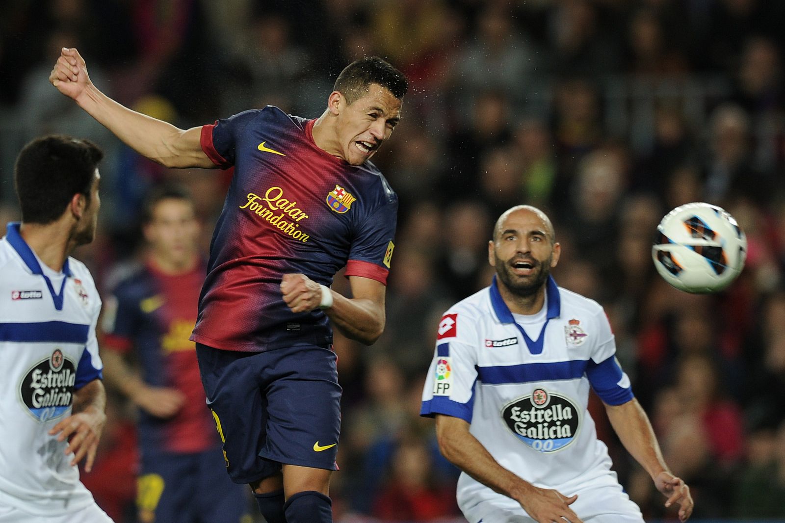 Alexis Sánchez remata a gol contra el Deportivo.