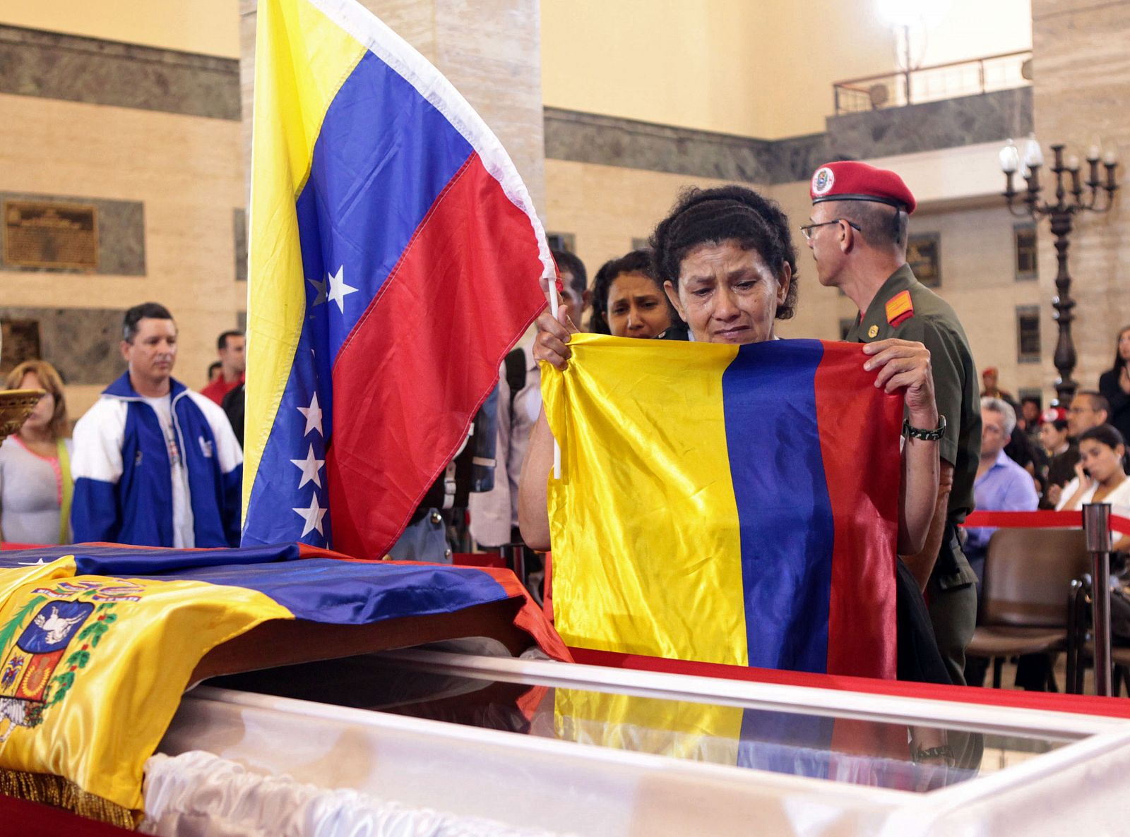 Una mujer muestra su desconsuelo delante del ataúd que contiene el cuerpo del expresidente venezolano Hugo Chávez