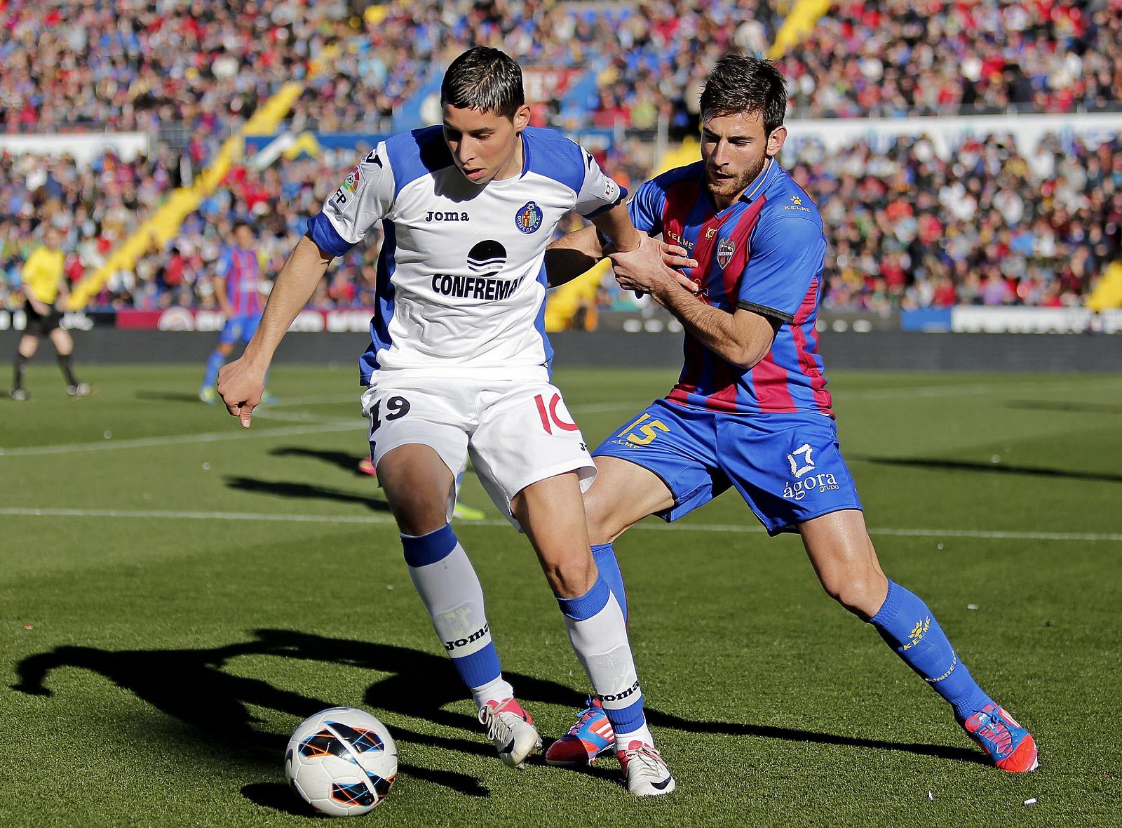 El jugador del Getafe CF Barrada disputa un balón al jugador del Levante UD, Nikos Karabelas.