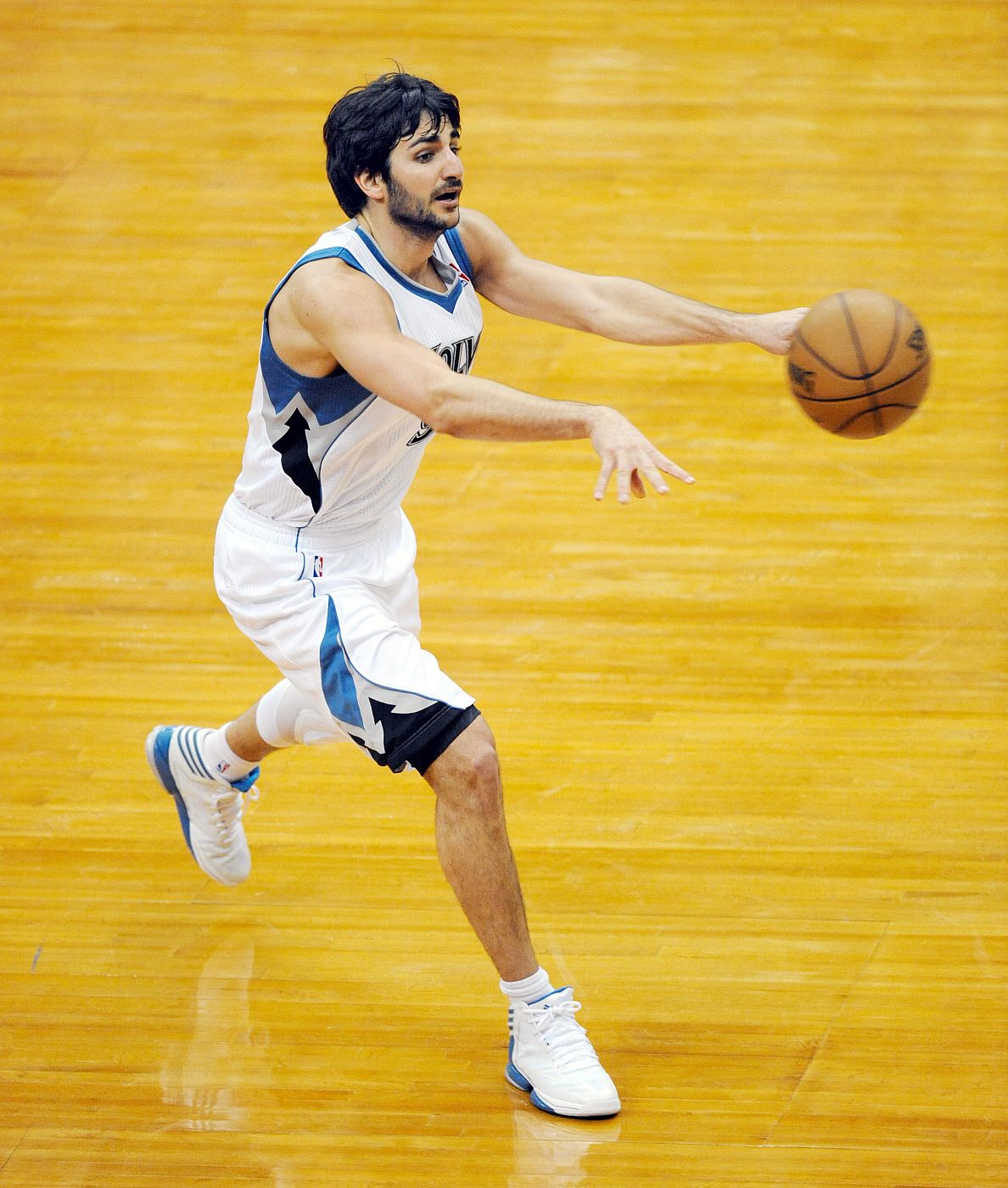 El jugador de los Timberwolves Ricky Rubio controla el balón.