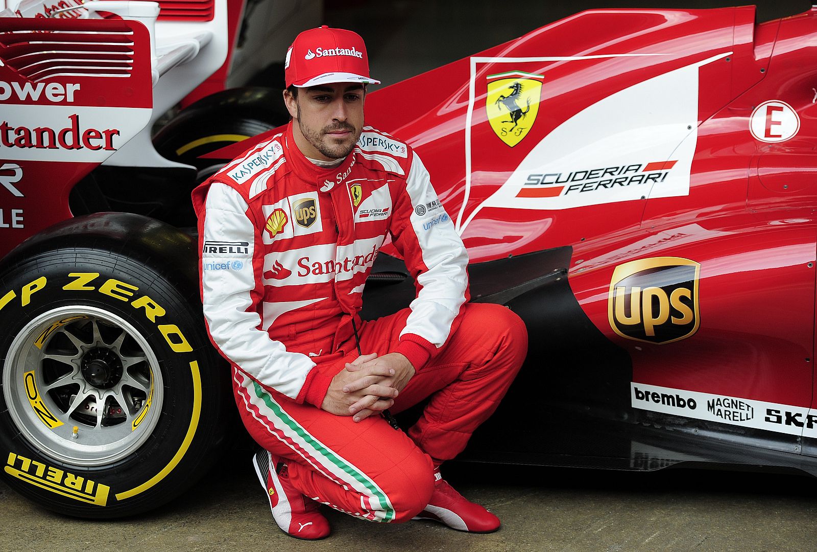 Fernando Alonso posa junto a su Ferrari F138.