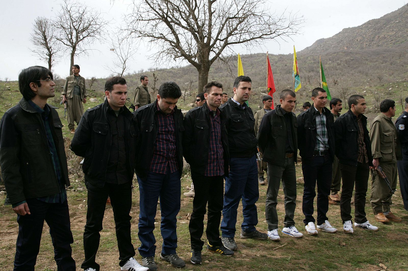 Los ocho turcos secuestrados por el PKK, en el momento de su entrega en la ciudad iraquí de Dohuk.