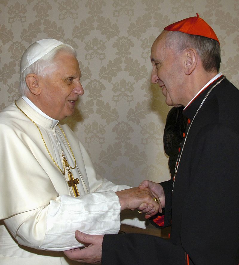 En una imagen de archivo, el entonces cardenal Jorge Mario Bergoglio saluda a su predecesor en el papado, Benedicto XVI