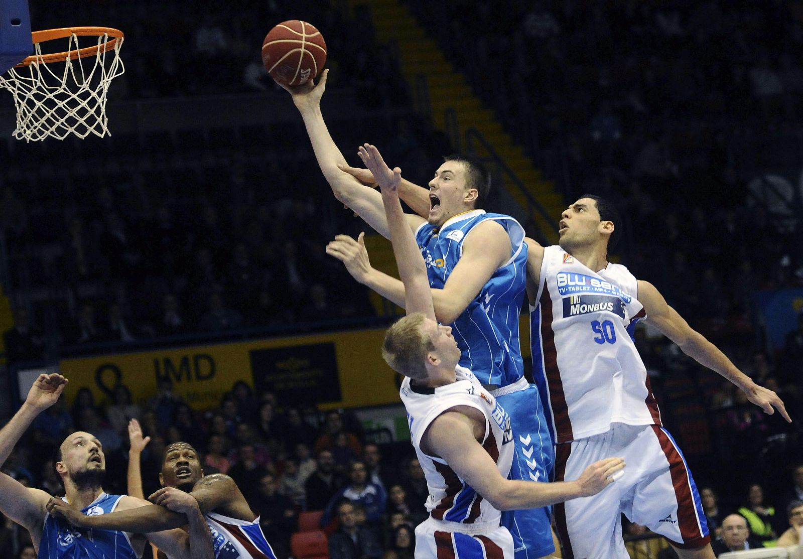 Ondrej Balvin (c) intenta superar a Salah Mejri (d), y a Hummel (i), del Obradoiro Blusens Monbús.