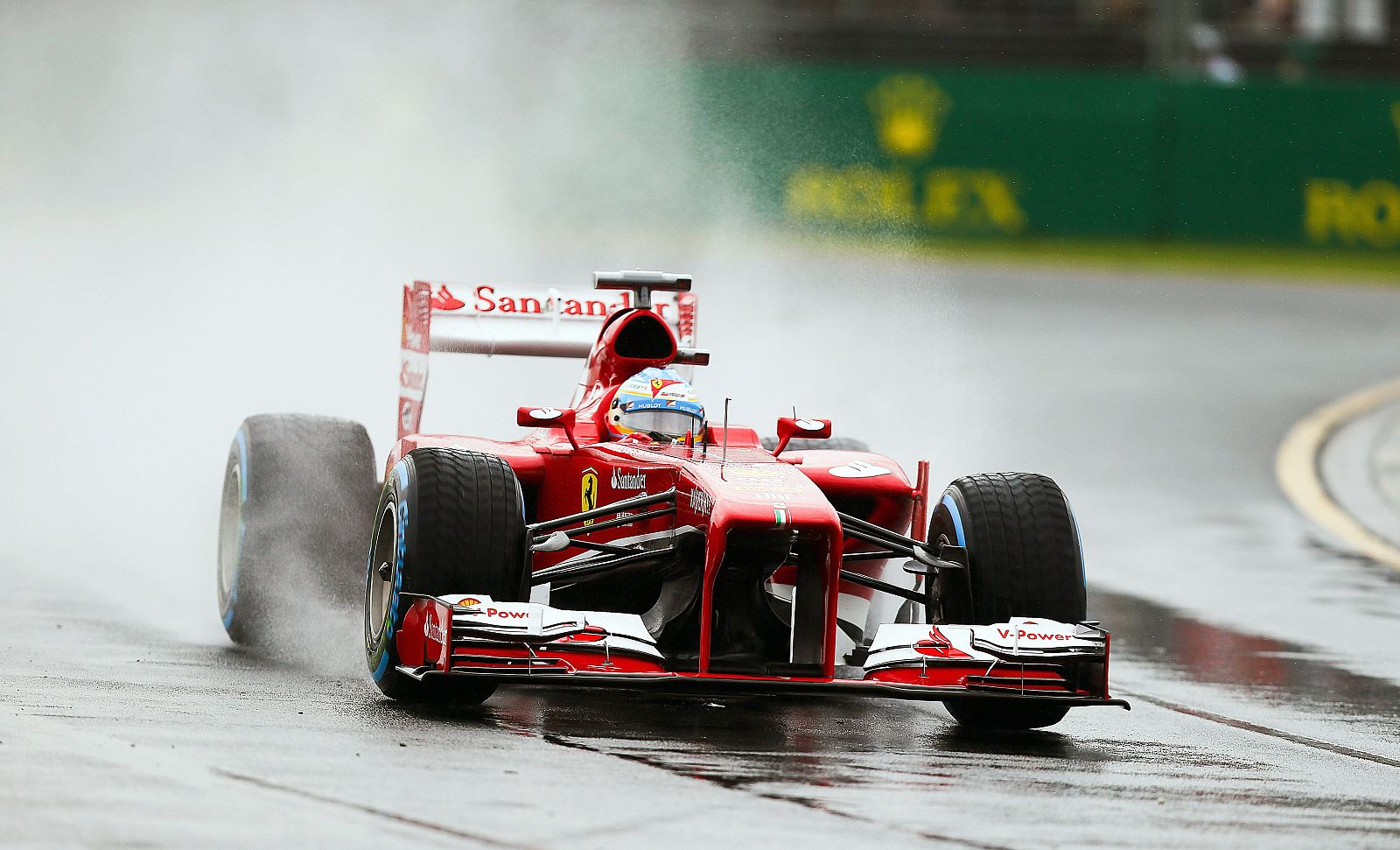El español Fernando Alonso, durante los entrenamientos pasados por agua