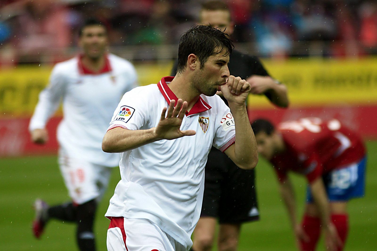 El jugador del Sevilla, Jorge Andújar "Coke", celebra su gol ante el Zaragoza