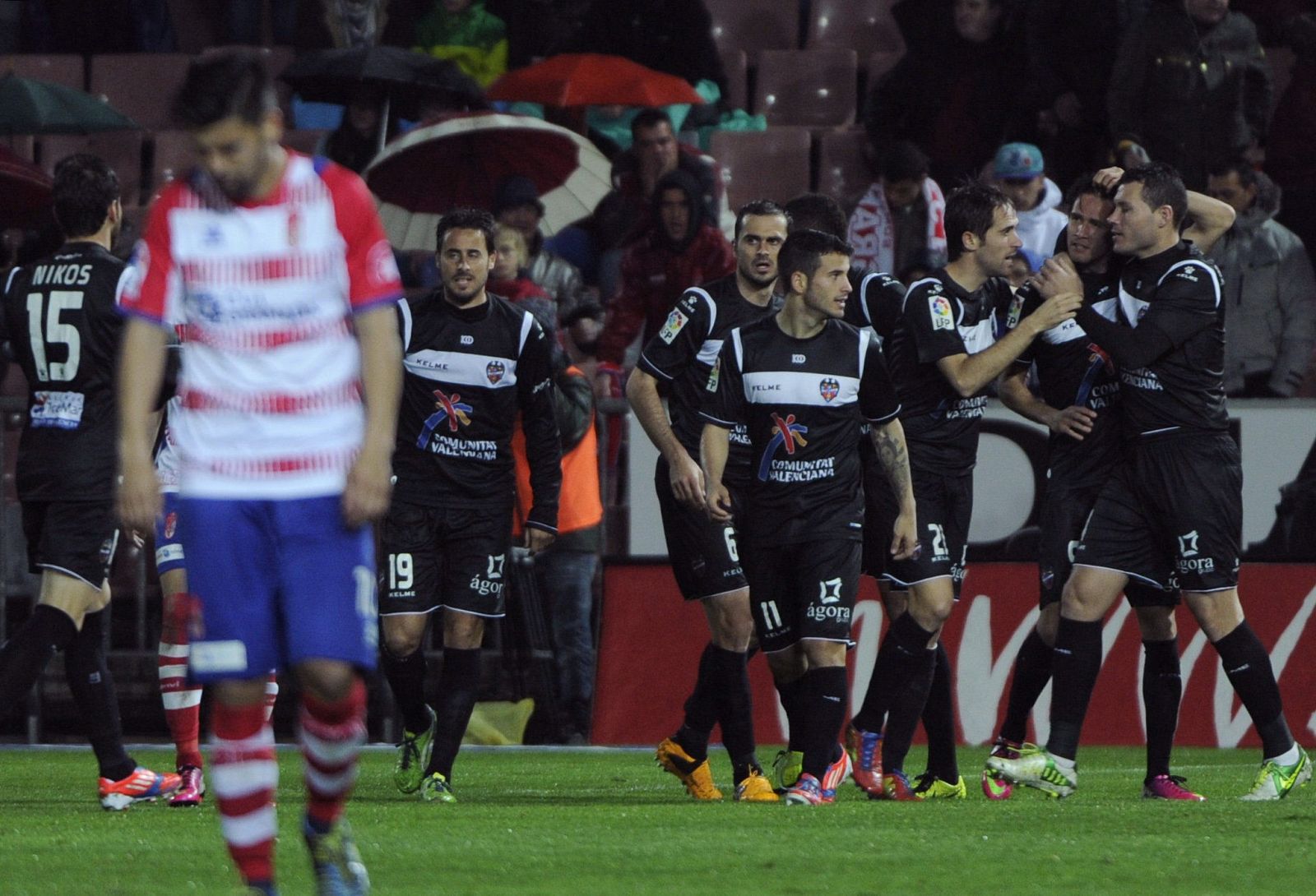 Los jugadores del Levante celebran el gol marcado ante el Granada