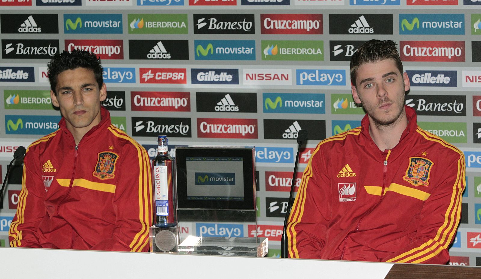 Jesús Navas (i) y David de Gea durante la rueda de prensa tras el entrenamiento.