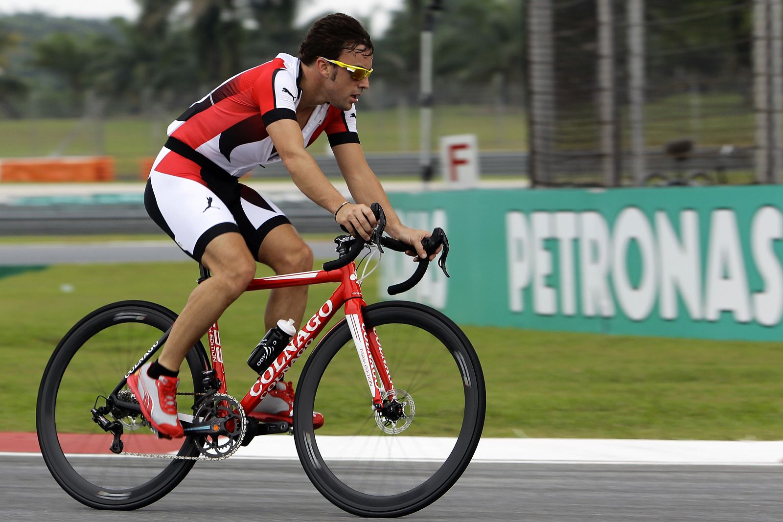 Fernando Alonso reconoce en bicicleta el circuito de Sepang en Malasia