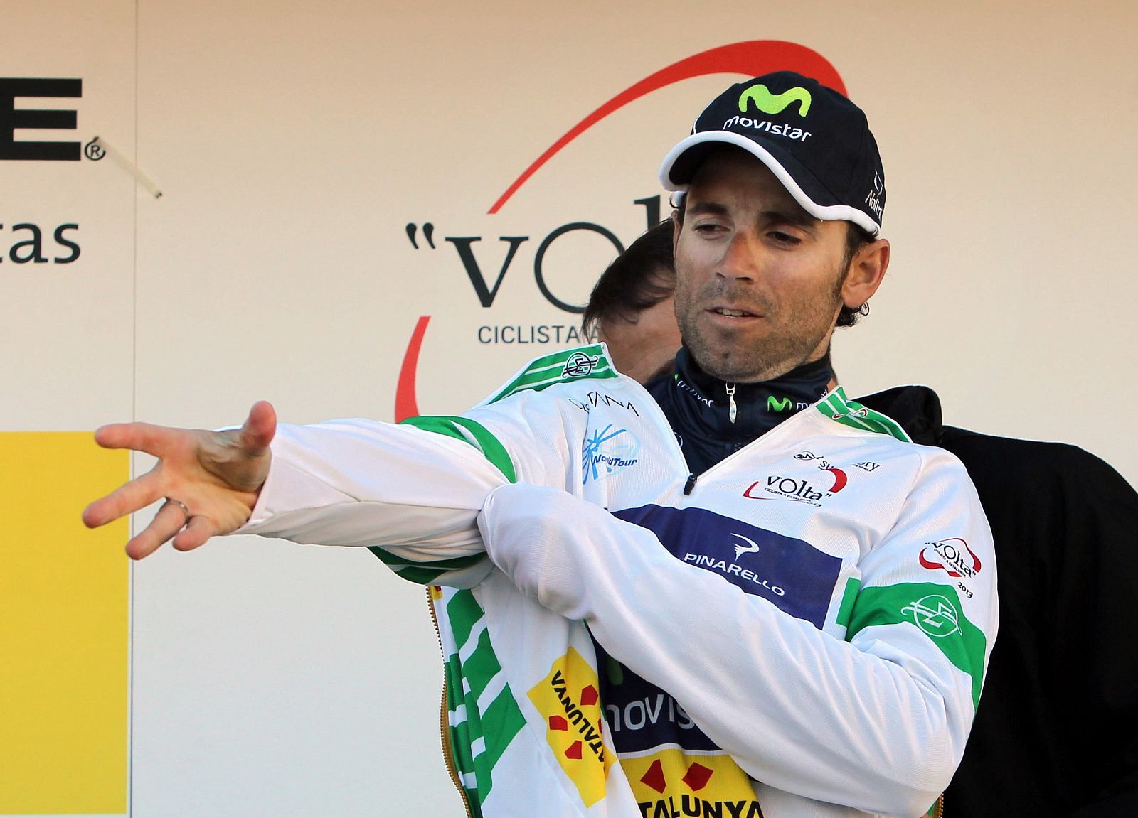 Alejandro Valverde del equipo Movistar se coloca el maillot de líder de la Volta Ciclista a Catalunya