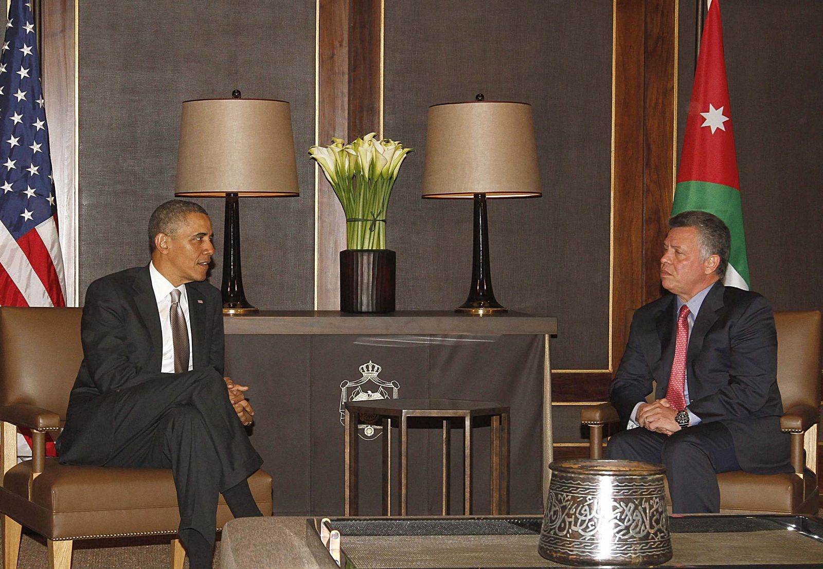 El rey Abdalá II de Jordania recibe a Barack Obama, que ha anunciado ayuda económica para la asistencia a los refugiados sirios