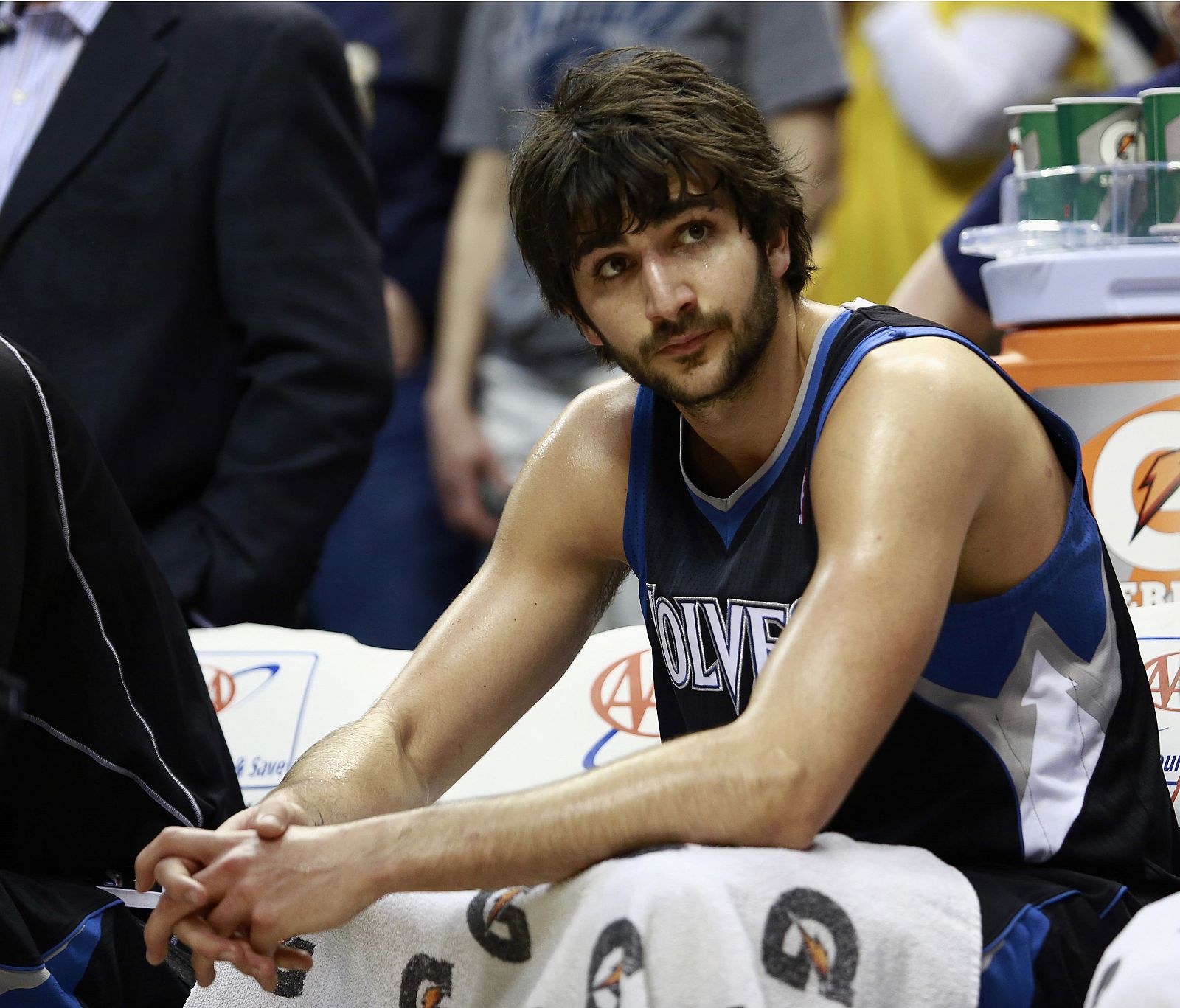 El base español Ricky Rubio sigue el juego de sus compañeros de los Minnesota Timberwolves