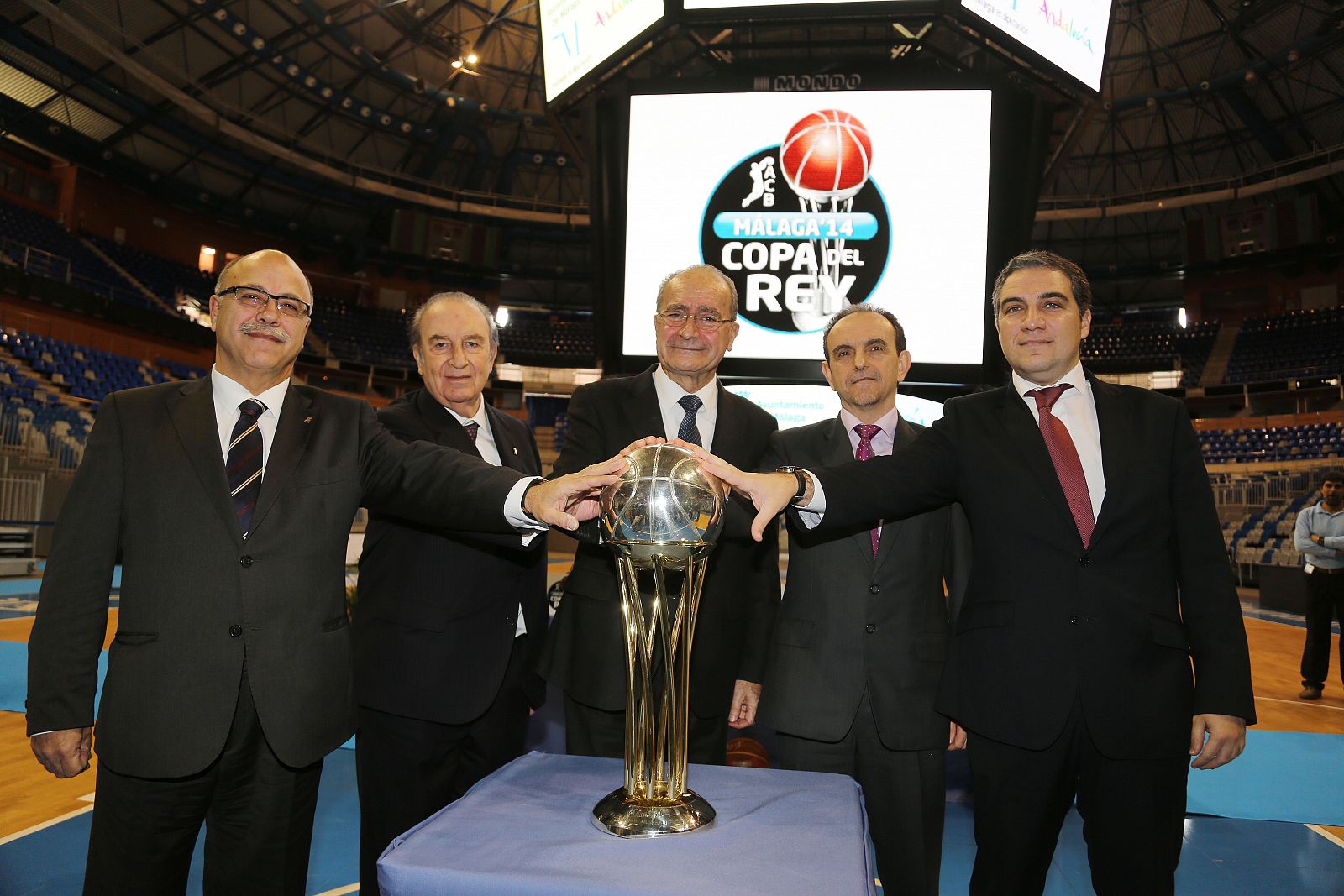 El presidente de Unicaja, Eduardo García, el de la ACB, Eduardo Portela, el alcalde de Málaga, Francisco de la Torre, el consejero de Turismo andaluz, Rafael Rodríguez, y el presidente de la Diputación de Málaga, Elías Bendondo