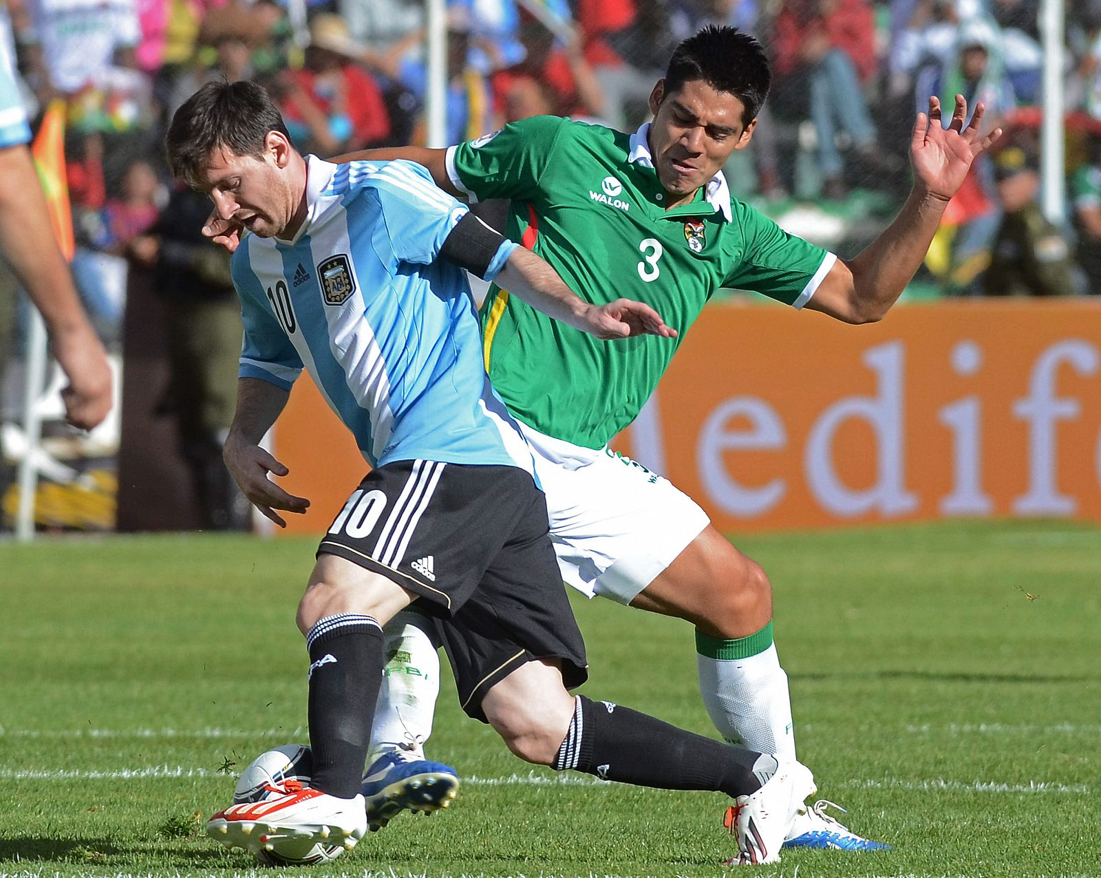 El jugador de Bolivia Luis Gutiérrez ante Lionel Messi, de Argentina.