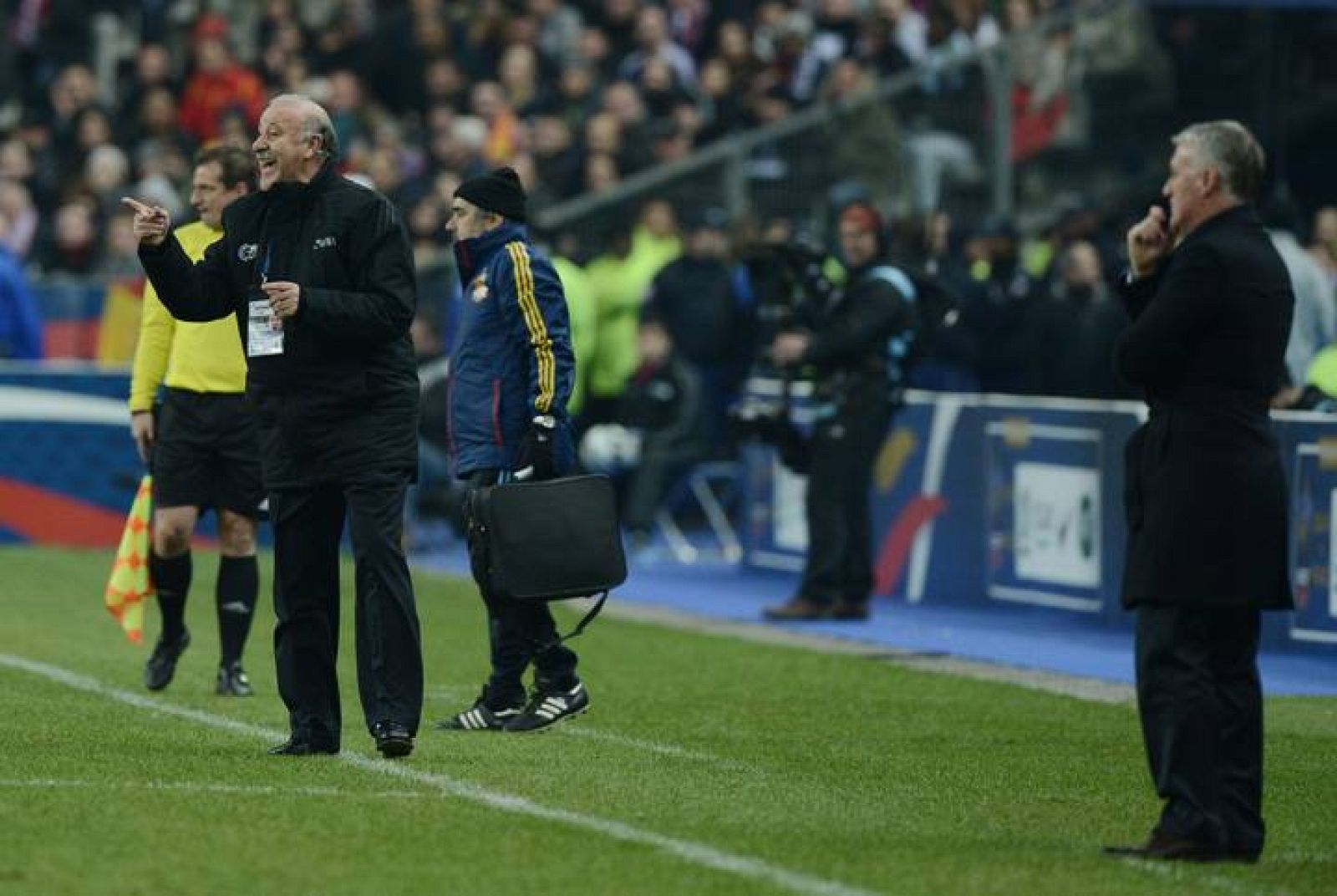 Vicente del Bosque (iz.) da instrucciones a sus jugadores ante la mirada de Deschamps (dcha.)