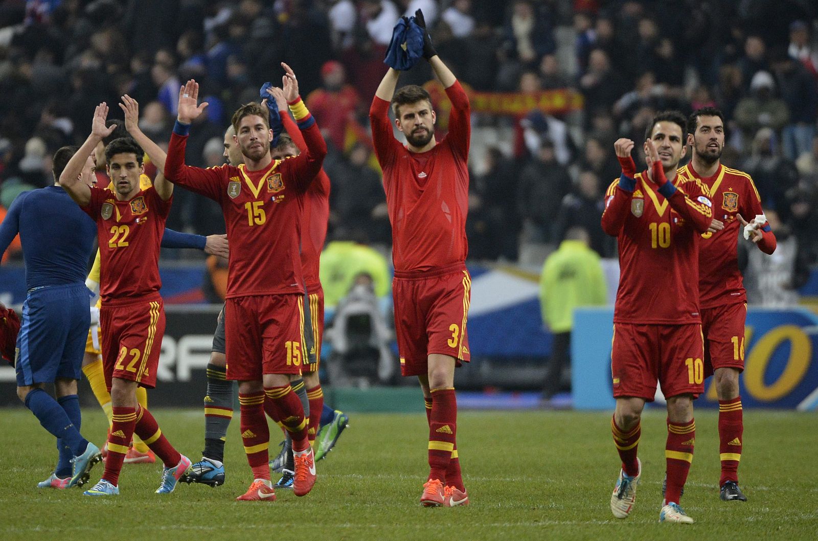 Los jugadores de la selección española celebran con la afición la victoria por 1-0 frente a Francia.