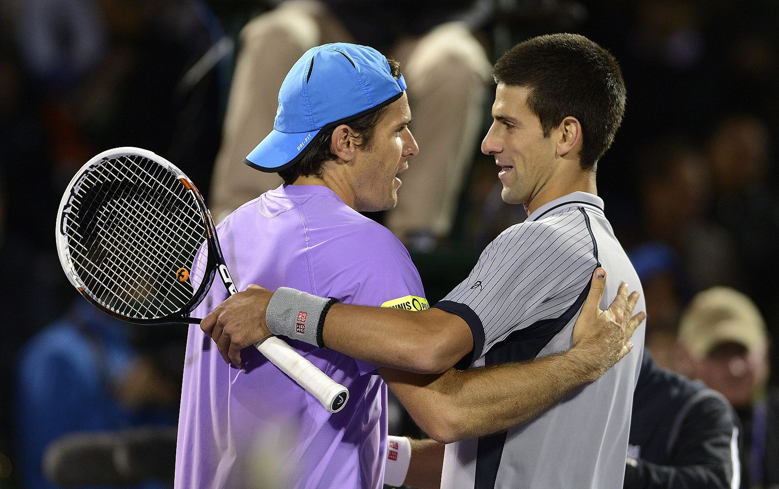 El alemán Tommy Haas (i) celebra su victoria ante el serbio Novak Djokovic en el Master 1000 de Miami