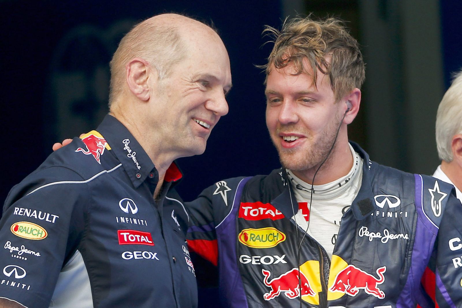 Sebastian Vettel (dcha.) saluda a Adrian Newey al término del GP de Malasia