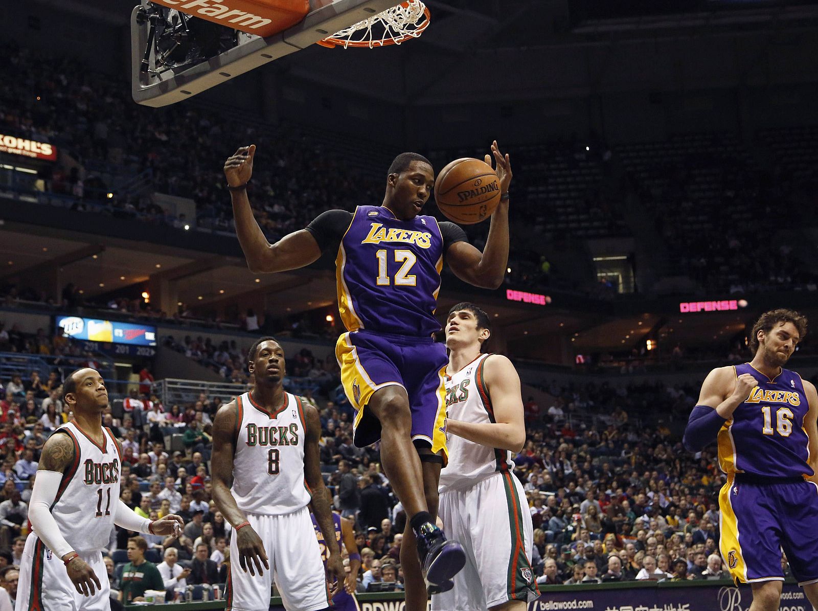 El pívot de los Lakers Howard consigue una canasta durante el partido.