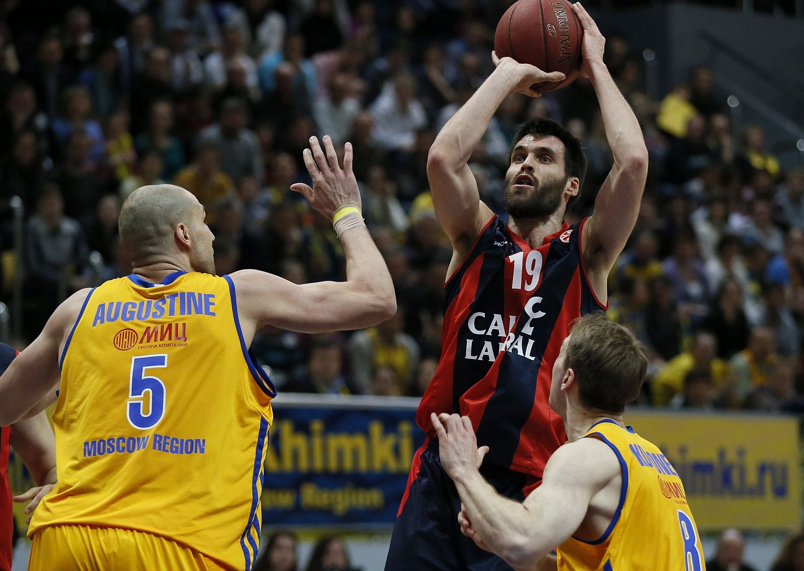 Fernando San Emeterio (c), del Caja Laboral, intenta encestar entre Petteri Koponen (d) y James Augustine, del Khimki