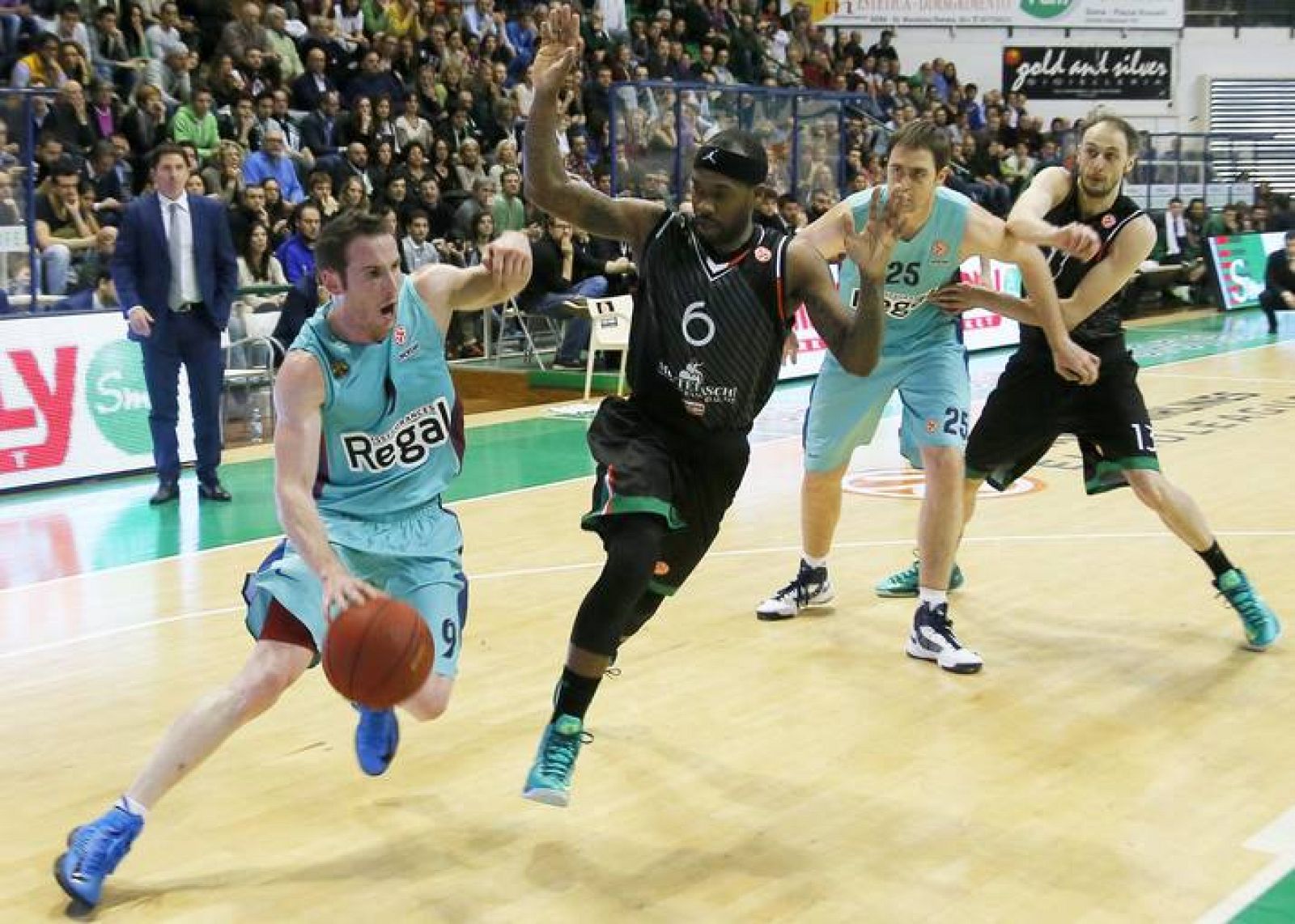 El base del FC Barcelona Regal, Marcelinho Huertas, trata de avanzar ante la oposición de Bobby Brown, del Montepaschi