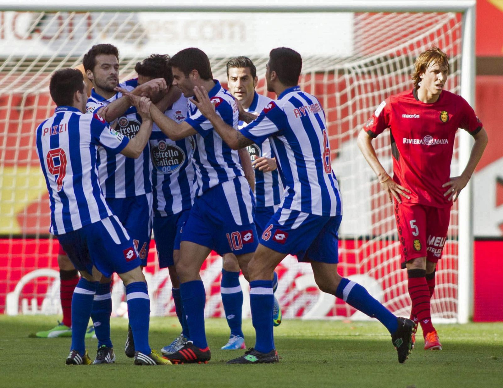 Los jugadores del Deportivo celebran el gol de Silvio.