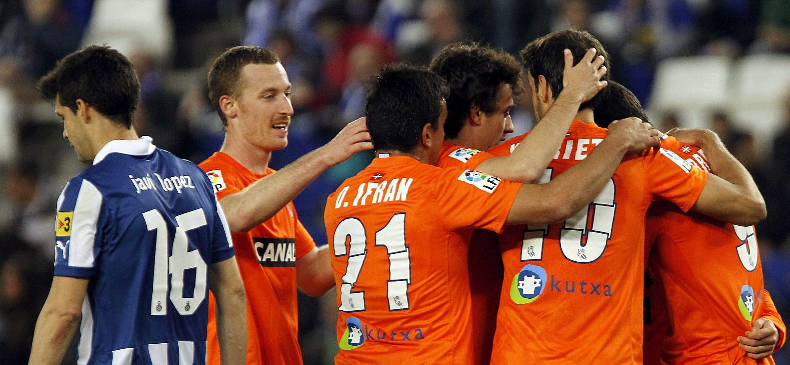 Los jugadores de la Real Sociedad celebran su segundo gol ante el Espanyol.