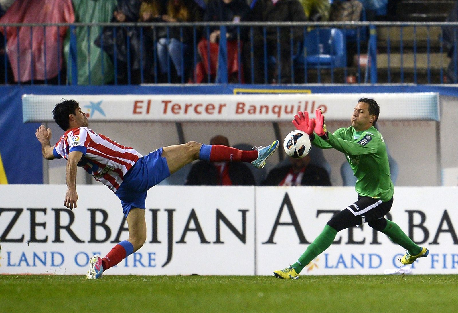 Diego Alves evita el gol de Diego Costa durante el partido.
