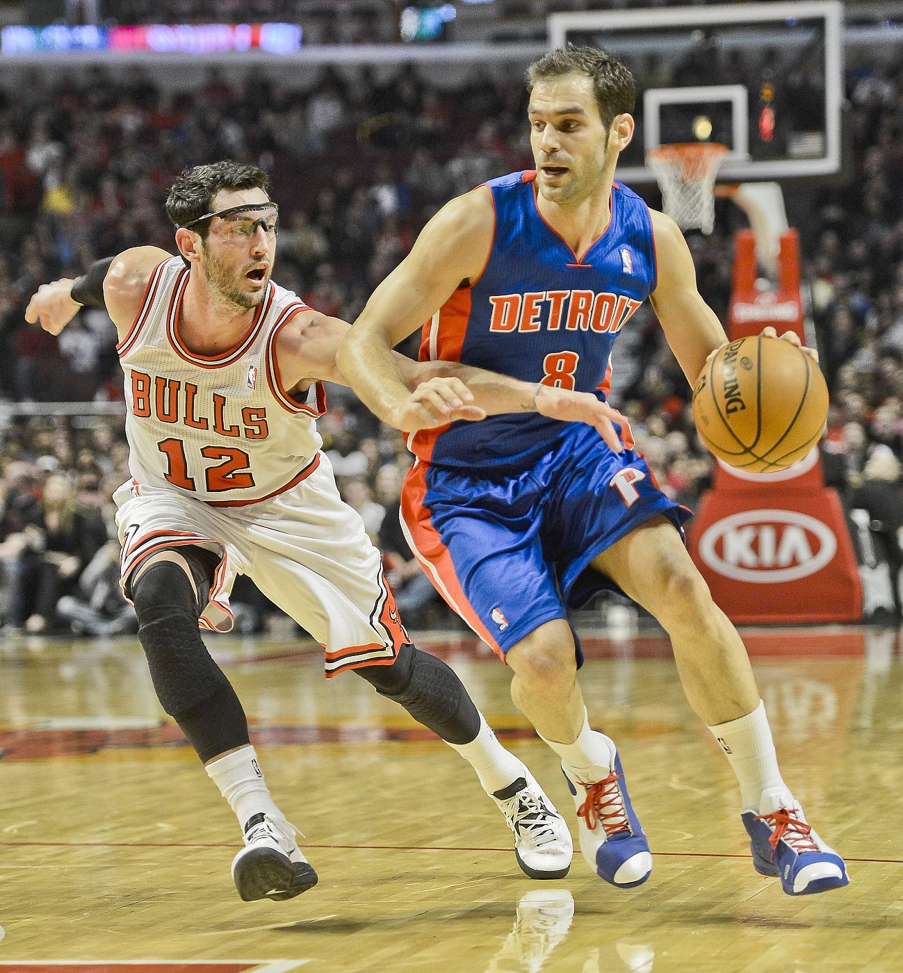 Calderon (d) de los Pistons intenta superar a Kirk Hinrich de los Bulls