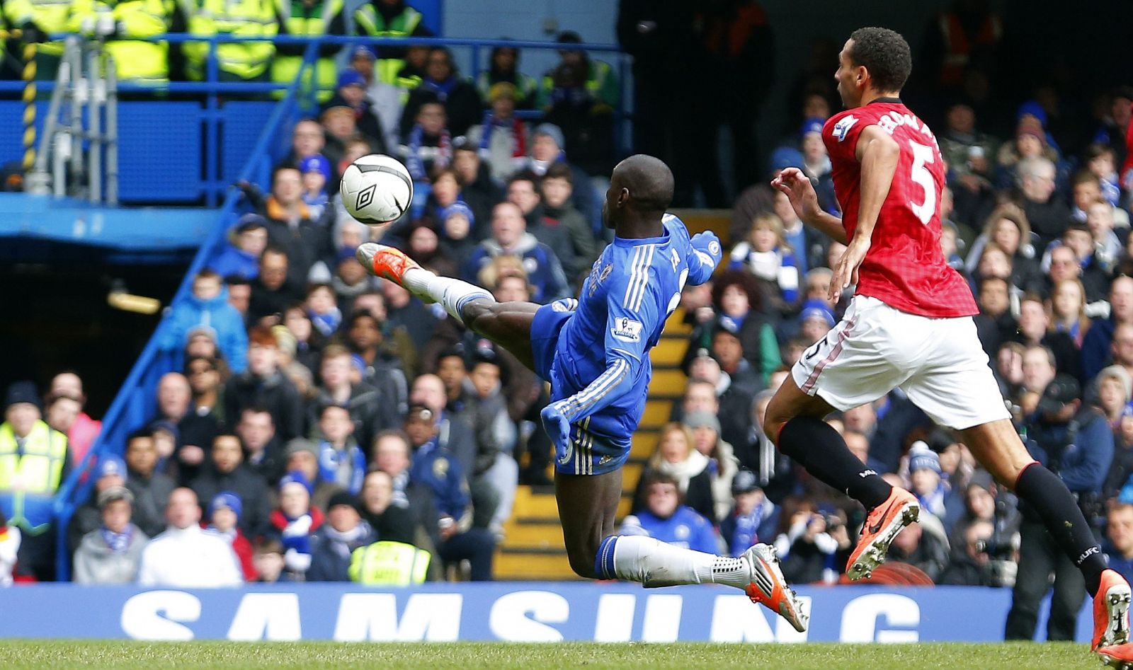 Demba Ba remata en el aire el pase de Mata y marca el tanto de la victoria