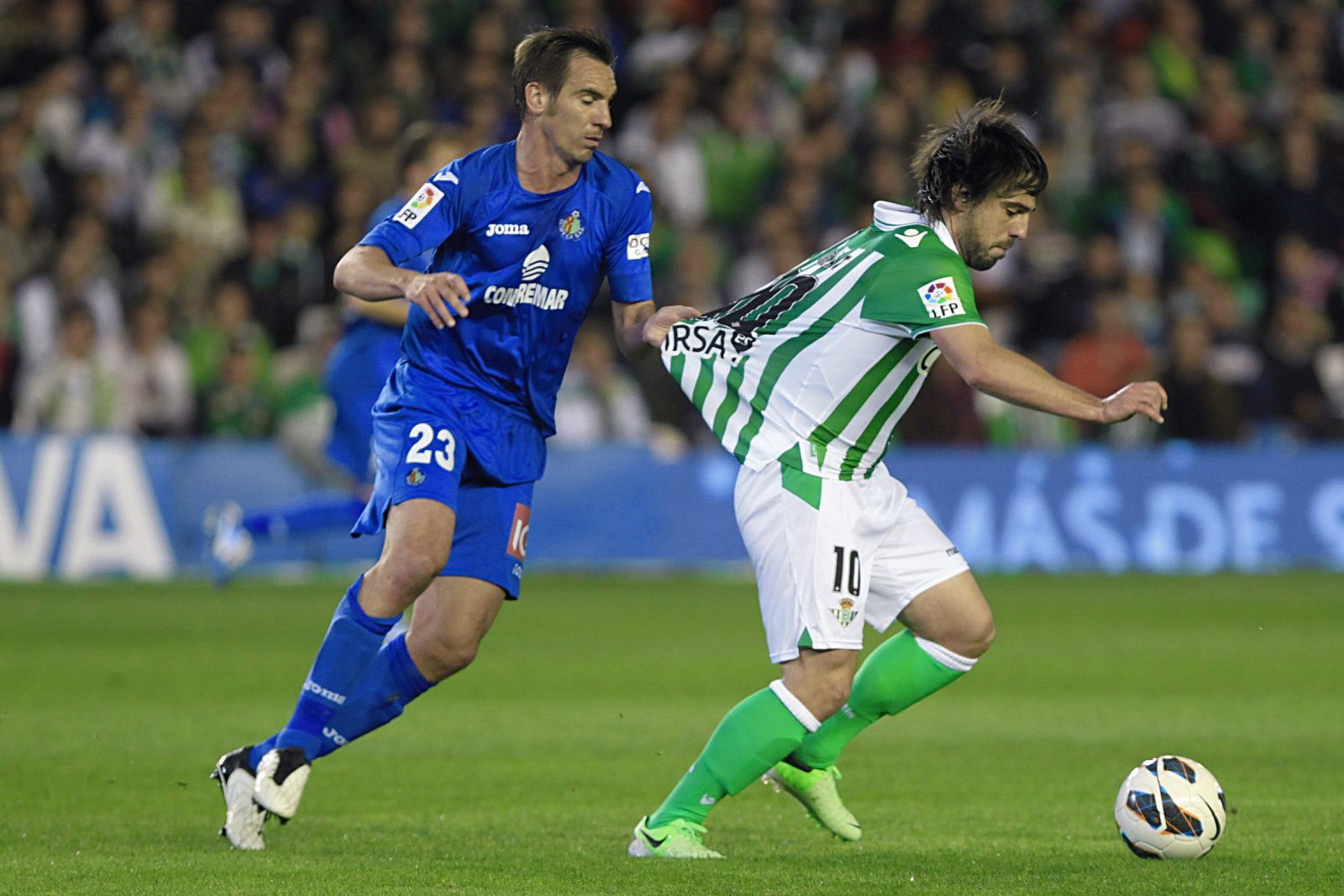 El centrocampista del Real Betis, Beñat Etxebarría, es agarrado de la camiseta por el jugador del Getafe CF, Borja Fernández.