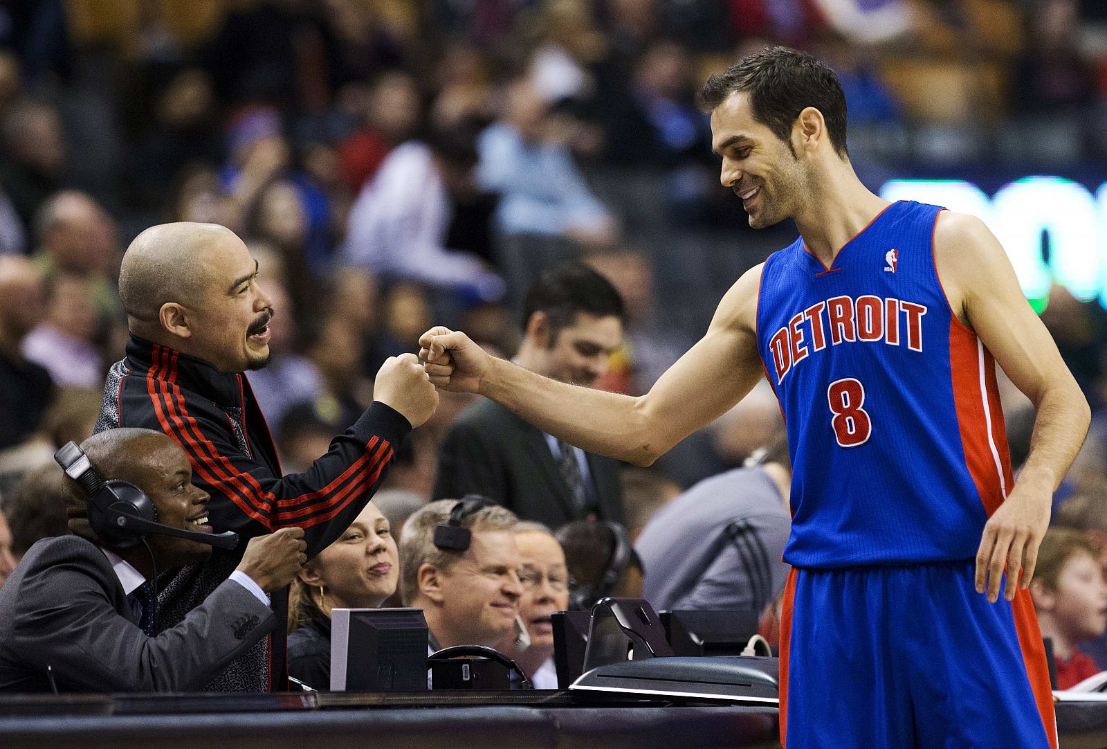 José Manuel Calderon, base de los Pistons, saluda al animador de Toronto Raptors, su exequipo