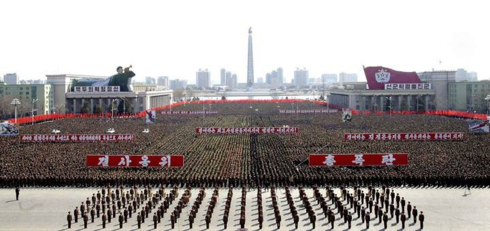 El ejército de Corea del Norte, concentrado en la plaza de Kim Il Sung, en Pyongyang