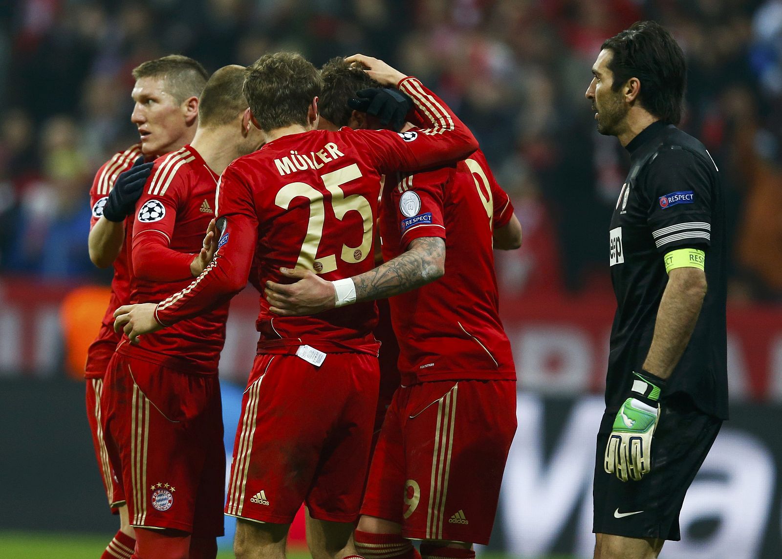 Los jugadores del Bayern celebran su segundo gol en la ida ante el lamento de Buffon.
