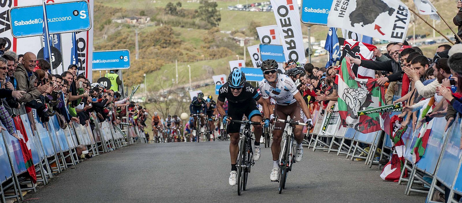 El ciclista colombiano Sergio Henao (Sky) (i) se impone vencedor por delante de Carlo Betancur (AG2R La Mondiale)