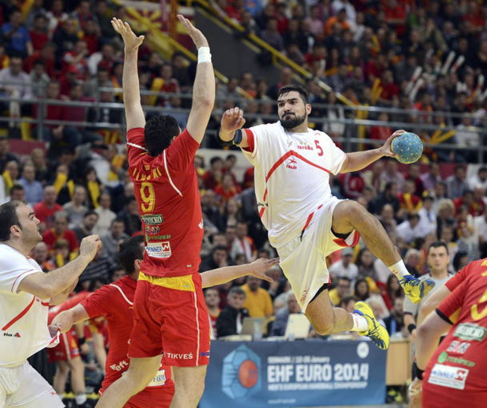 Jorge Maqueda trata de marcar ante la presencia Ace Jonovski