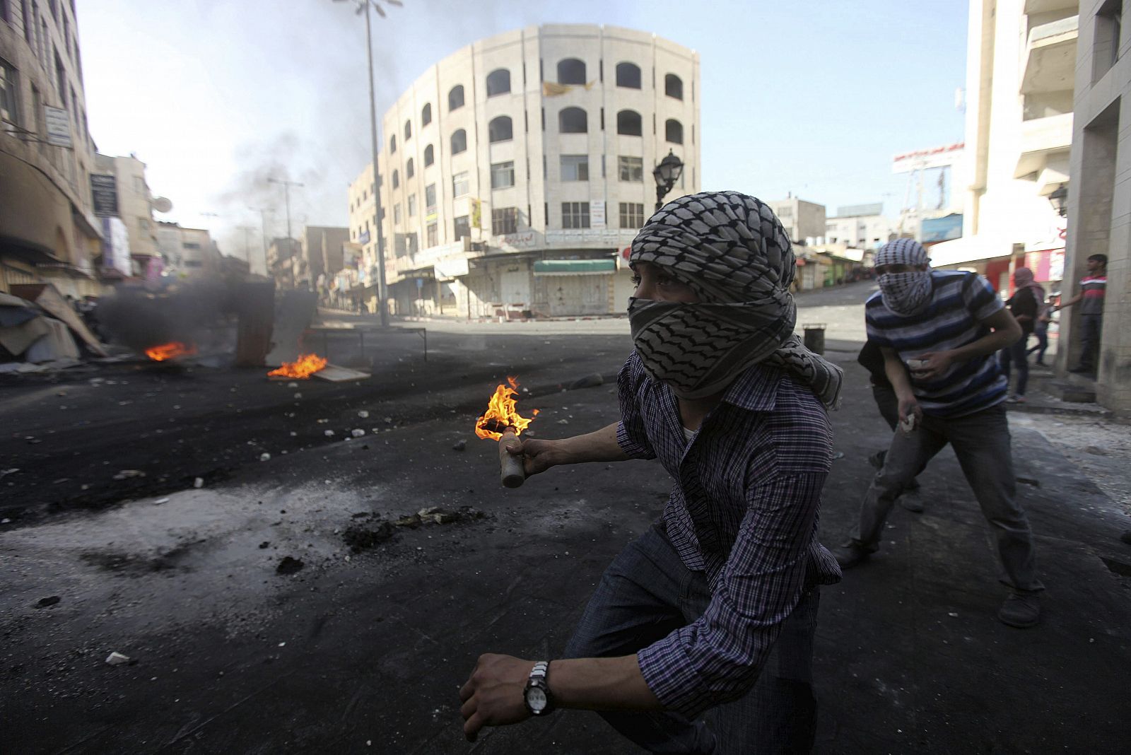 Jóvenes palestinos se enfrentan con los soldados israelíes en Hebrón, el 3 de abril