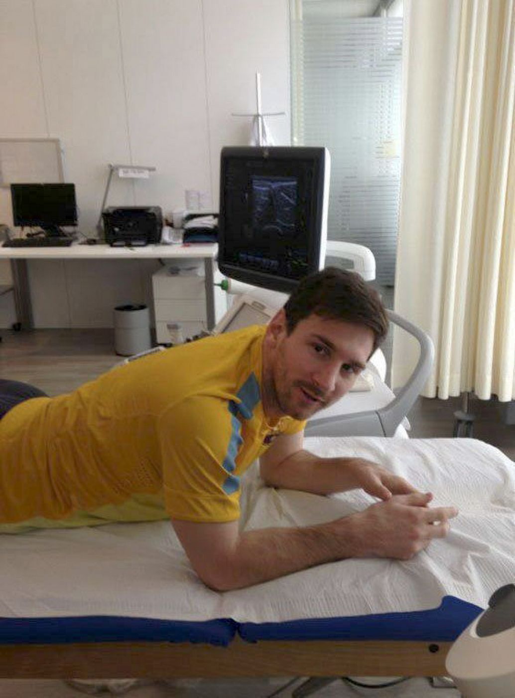 Fotografía del delantero argentino del FC Barcelona Leo Messi, colgada hoy en su cuenta de 'Facebook', durante las pruebas realizadas por los servicios médicos del club.