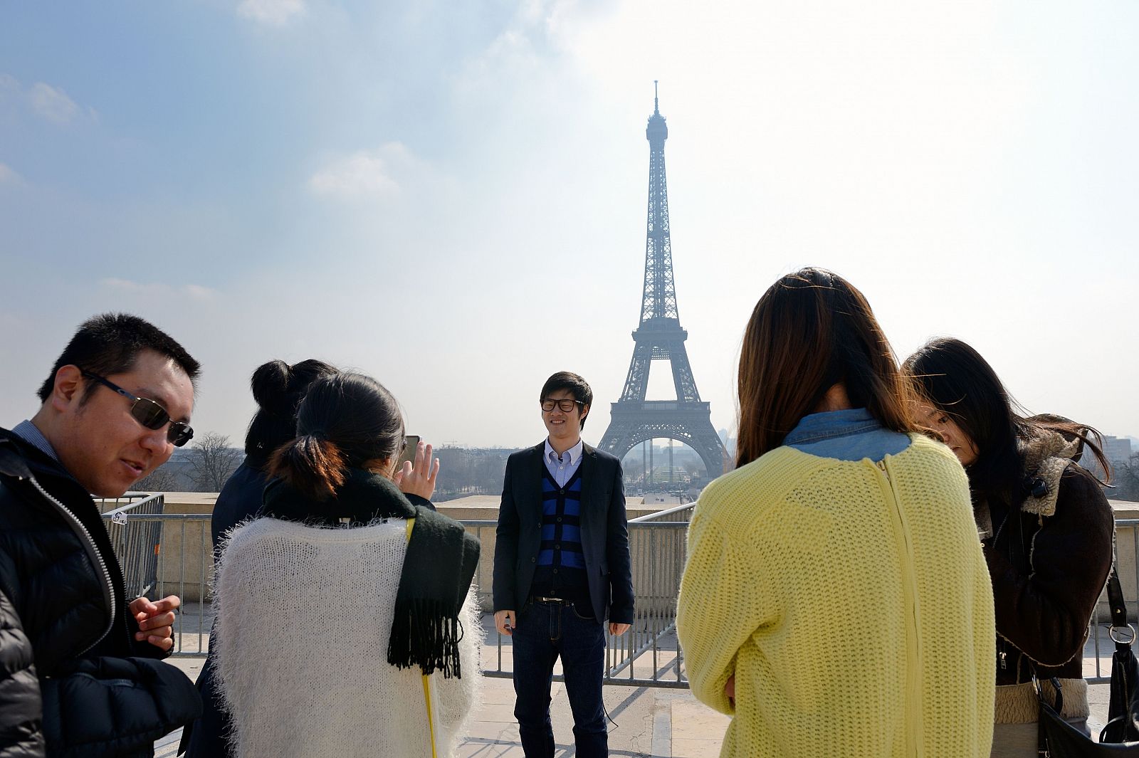 Un grupo de turistas chinos en París