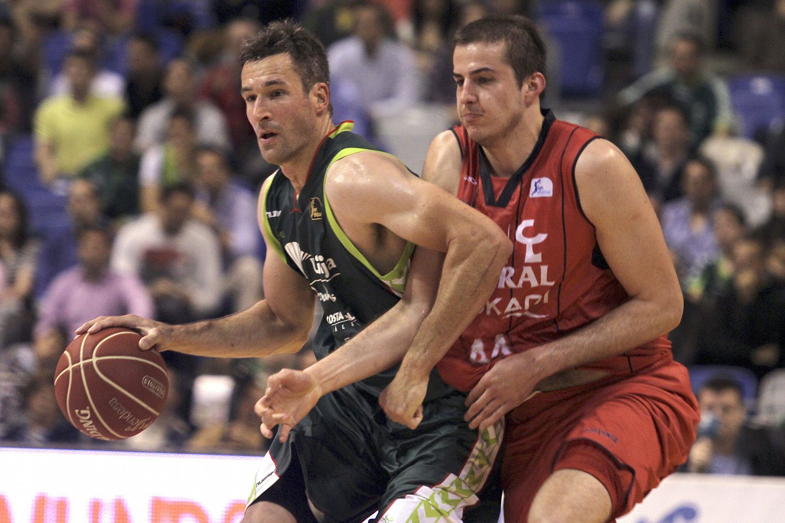 El ala-pivot estadounidense del Unicaja, Andy Panko, es defendido por el ala-pivot serbio del Caja Laboral, Nemanja Bjelica.