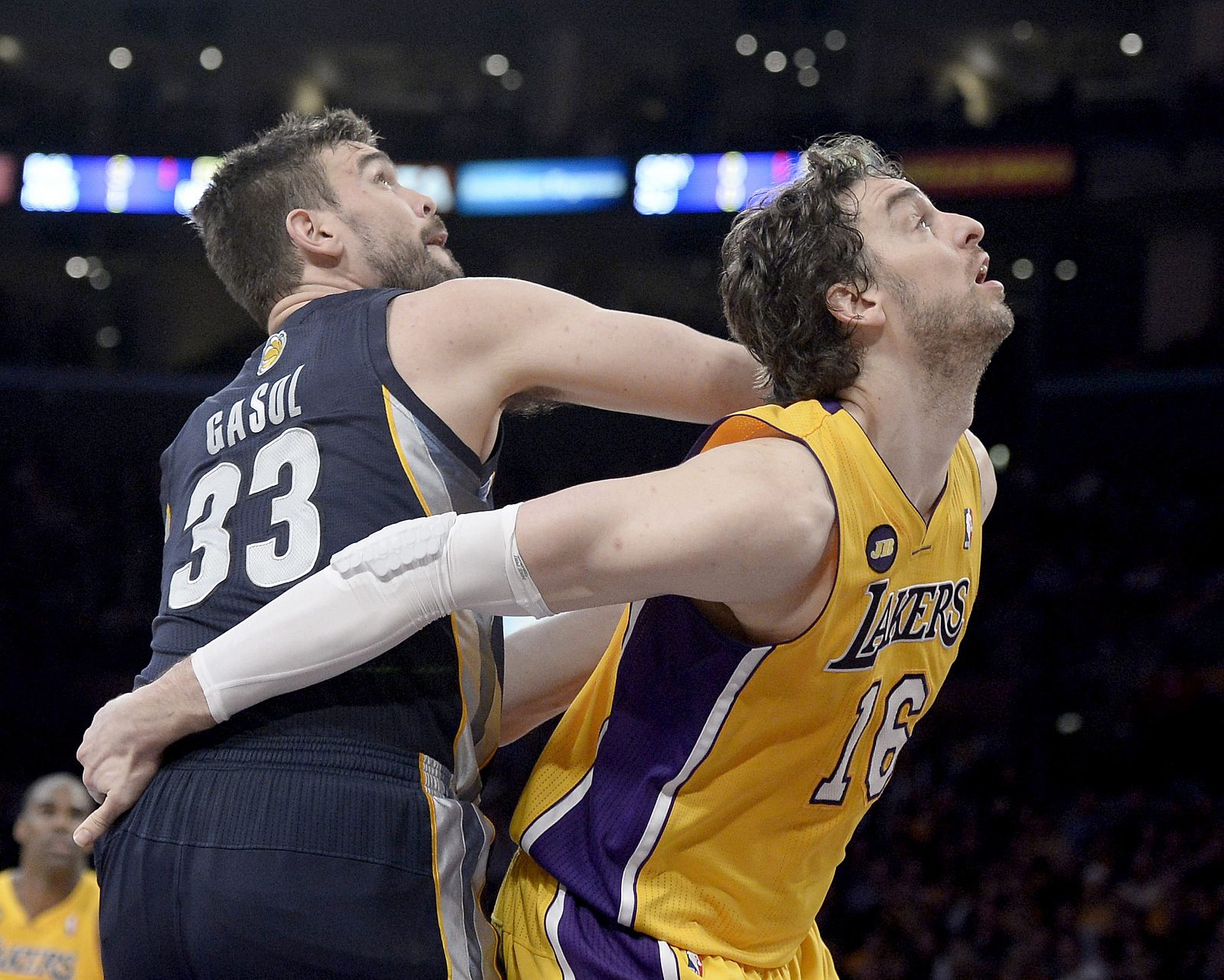 Pau y Marc Gasol pelean por un rebote.