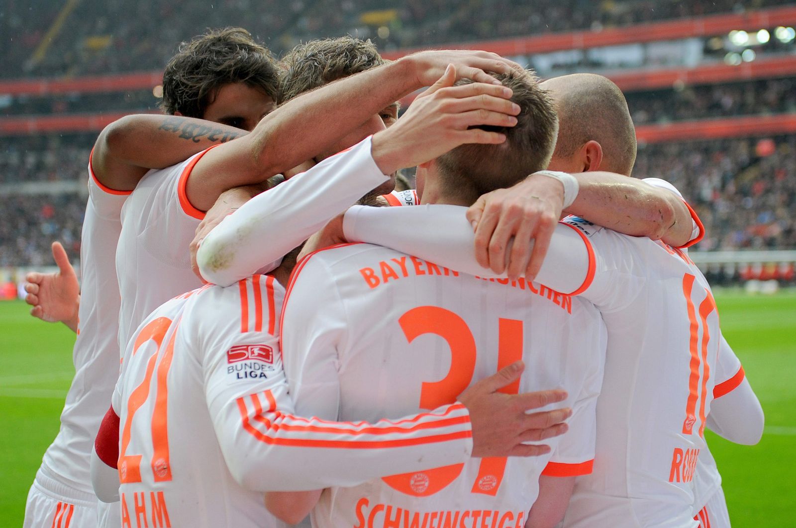 Los jugadores del Bayern celebran el gol de Schweinsteiger que da la Bundesliga a los de Heynckes.