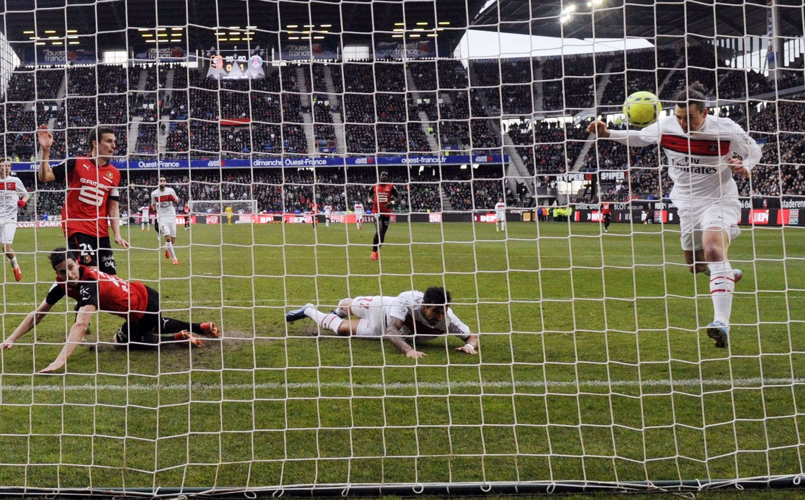 Ibrahimovic marca sobre la línea de gol ante el Rennes