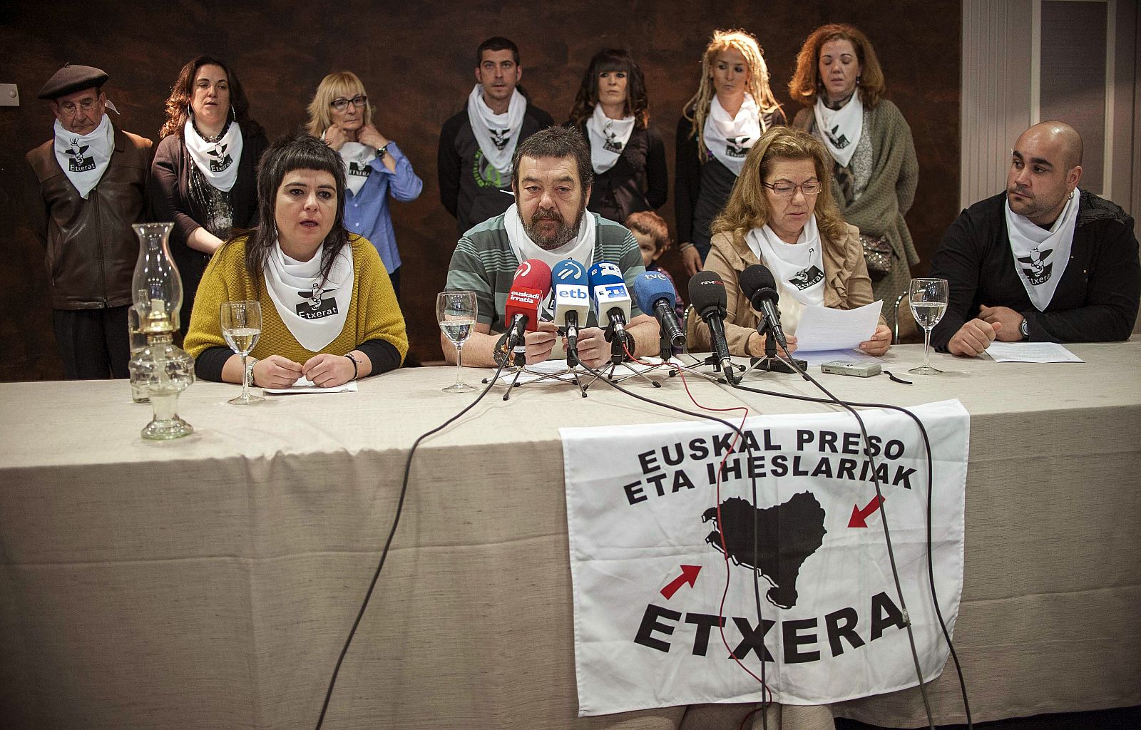 Juan Mari (2i) y Begoña López Peña (2d), hermanos de 'Thierry', durante la rueda de prensa