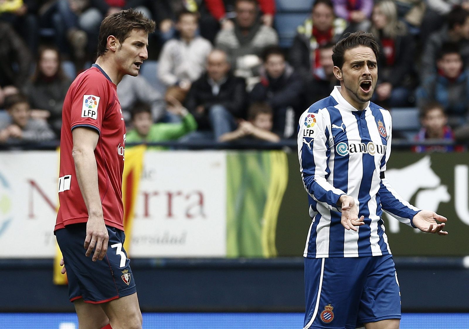 El defensa del Osasuna Rubén González y el delantero del Espanyol Sergio García.