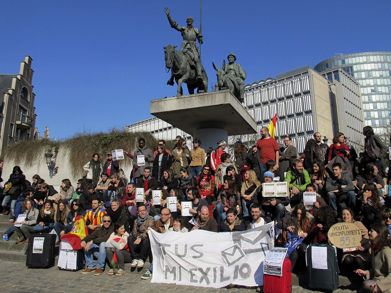 Centenares de jóvenes españoles denuncian su exilio forzoso a otros países